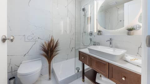 Royal Ariston Hotel — bathroom