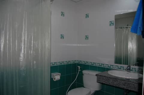 Baan Manthana Hotel, Hua Hin — bathroom