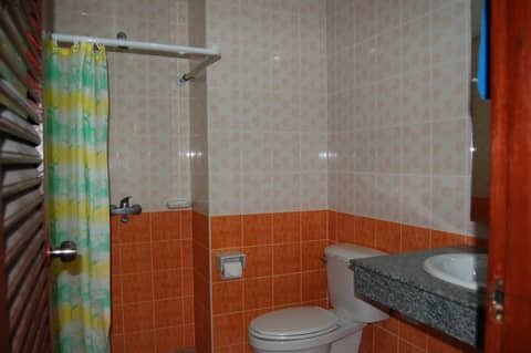 Baan Manthana Hotel, Hua Hin — bathroom