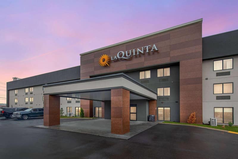 La Quinta by Wyndham Nashville Airport — building