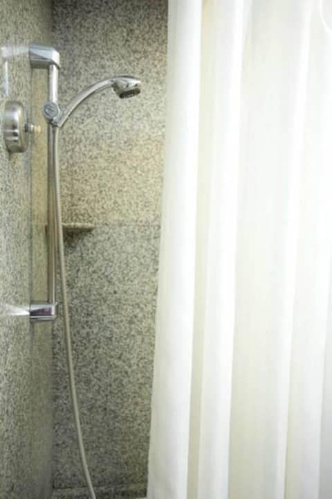 Majestic Suites Hotel — bathroom