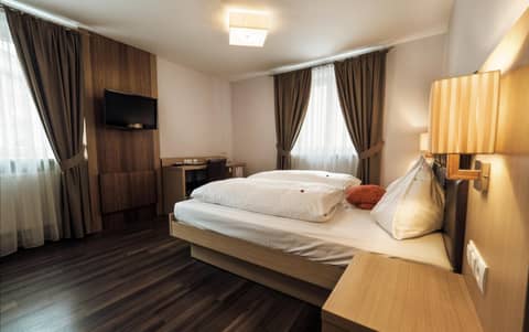 Hotel Flair — hotel room