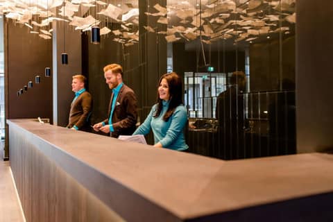 Motel One Frankfurt-Römer — recepcion & lobby