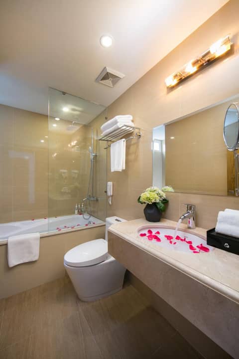 Hanoi Paon Hotel Spa & Sky Bar — bathroom