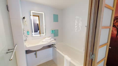 Novotel Lyon Gerland — bathroom