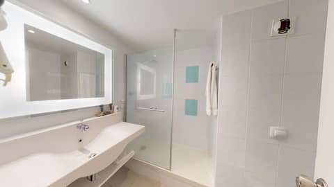 Novotel Lyon Gerland — bathroom