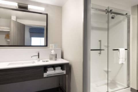 Hampton Inn & Suites St Charles Old Town Area, Mo — bathroom