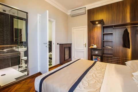 Hotel Lombardia — hotel room