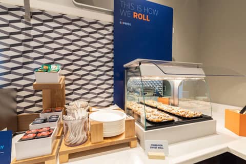 Holiday Inn Express & Suites Atlanta Perimeter Mall Hotel by IHG — photo 8