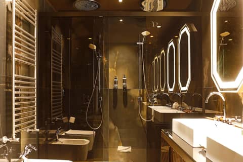U-Visionary Roma Hotel — bathroom
