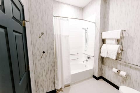 Aiden San Antonio Riverwalk — bathroom