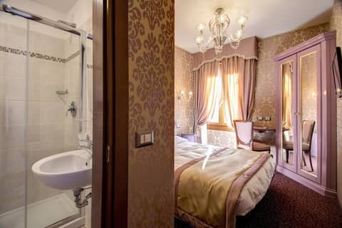 Domus Cavanis — hotel room