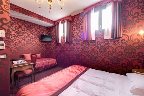 Domus Cavanis — hotel room