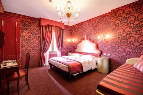 Domus Cavanis — hotel room