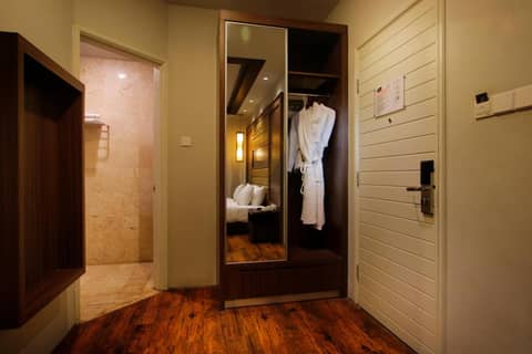 The Lerina Hotel Nusa Dua — hotel room