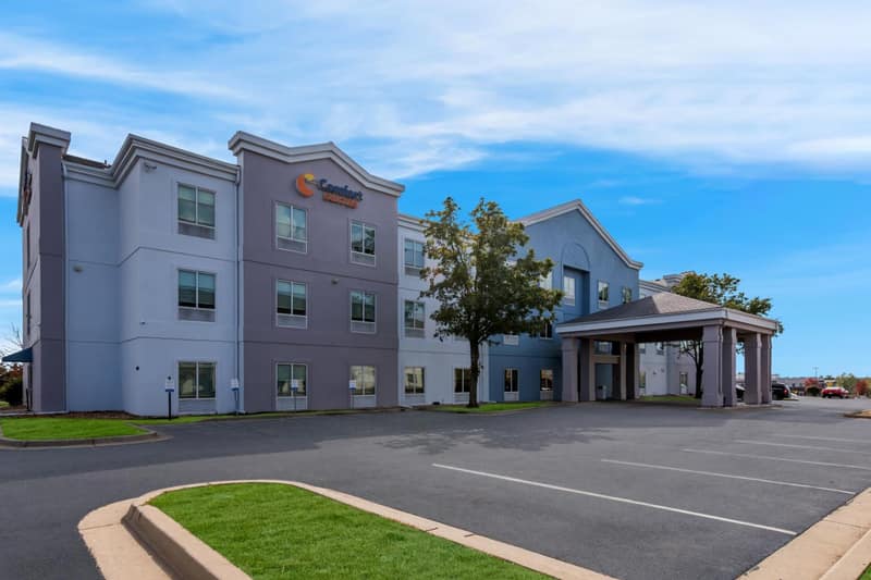 Comfort Suites Kansas City-Liberty — building
