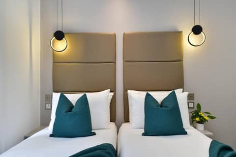 Queens Park Hotel — hotel room