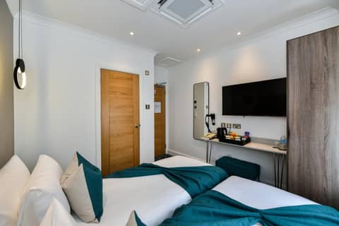 Queens Park Hotel — hotel room