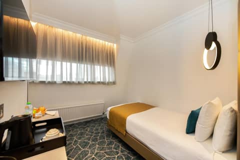 Queens Park Hotel — hotel room