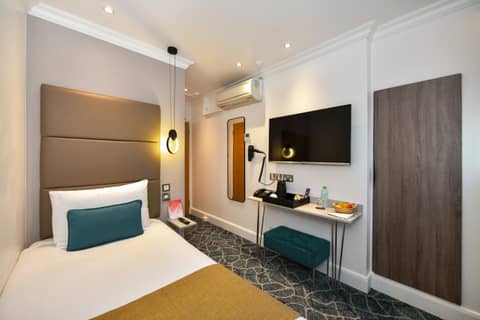 Queens Park Hotel — hotel room