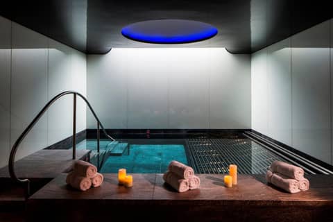 Four Seasons Hotel London at Park Lane — indoor pool