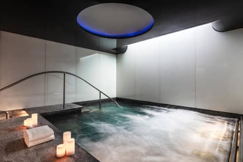 Four Seasons Hotel London at Park Lane — jacuzzi