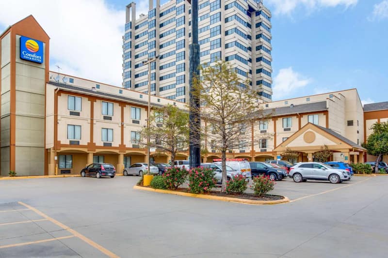 Comfort Inn & Suites Love Field-Dallas Market Center — building
