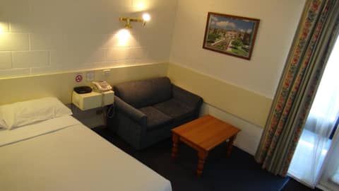Pathfinder Motel — hotel room