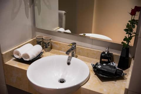 Hanoi Lakeside Premium Hotel & Travel — bathroom