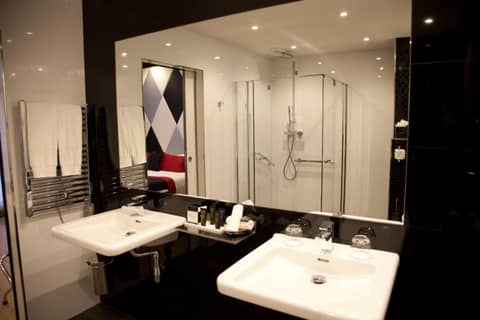 L'Empire Paris - Louvre — bathroom