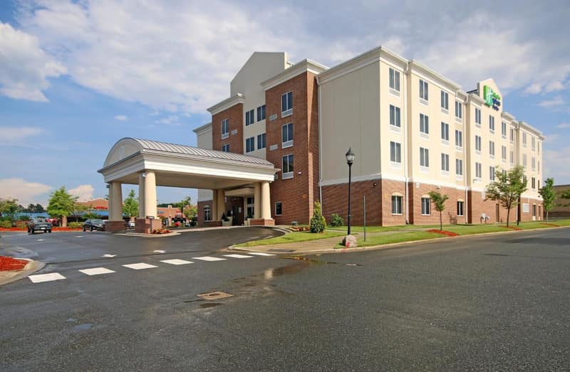 Holiday Inn Express & Suites Charlotte North by IHG — building
