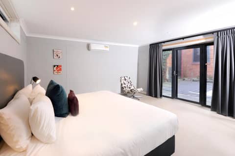 The Stirling Arms Hotel — hotel room