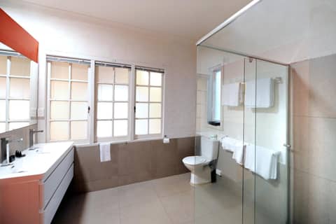 The Stirling Arms Hotel — bathroom