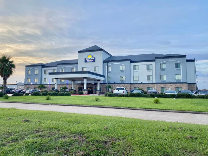 Days Inn & Suites by Wyndham Houston / West Energy Corridor — building