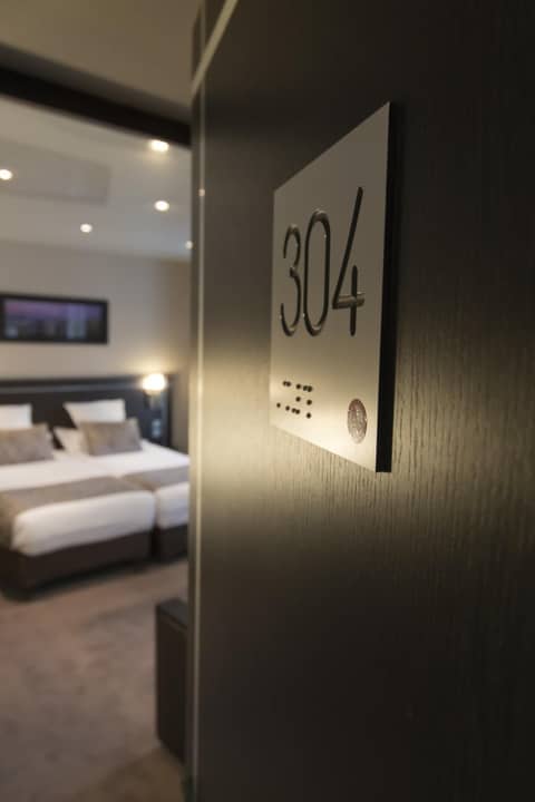Hotel Choiseul Opera — hotel room