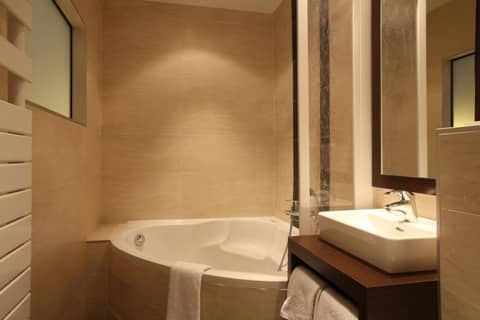 Hotel Choiseul Opera — bathroom