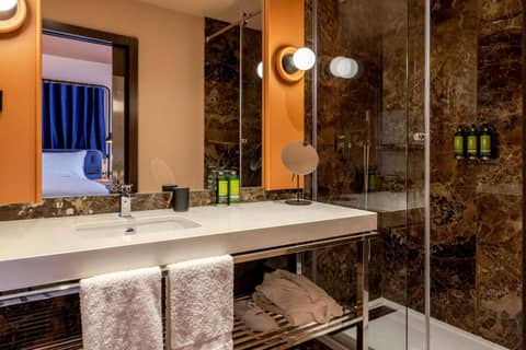 Cenica Porto Hotel Curio Collection By Hilton — bathroom
