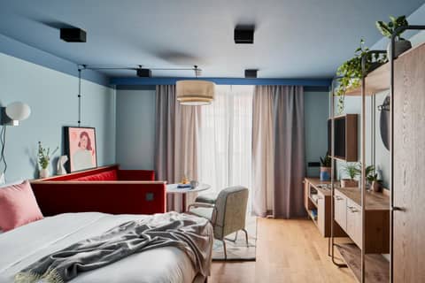 Schwan Locke — hotel room