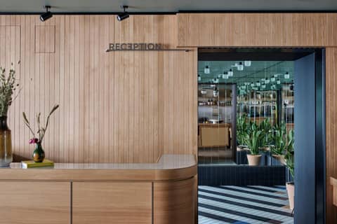 Schwan Locke — recepcion & lobby