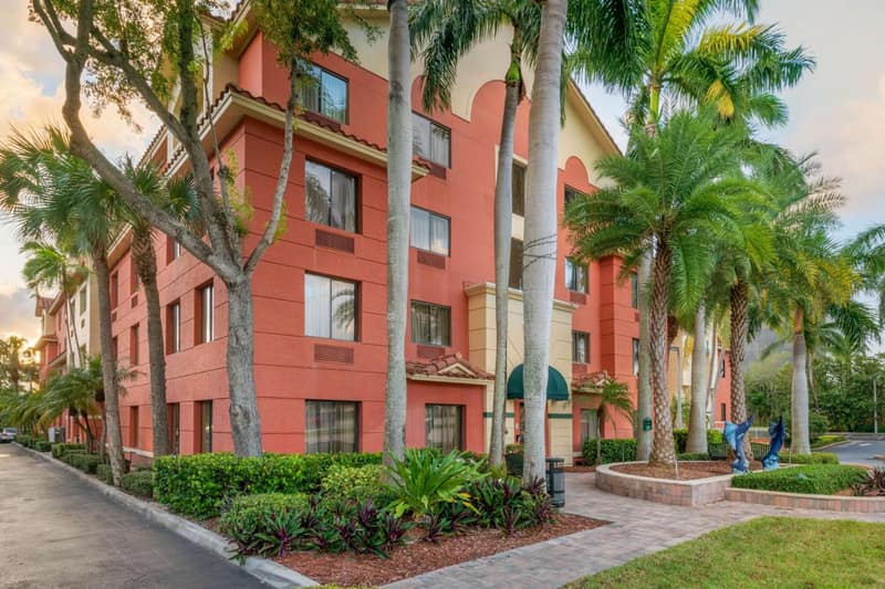 Best Western Plus Palm Beach Gardens Hotel & Suites and Conference Ct — building