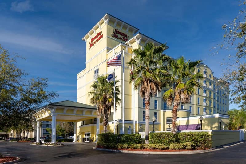 Hampton Inn & Suites Jacksonville Deerwood Park — building