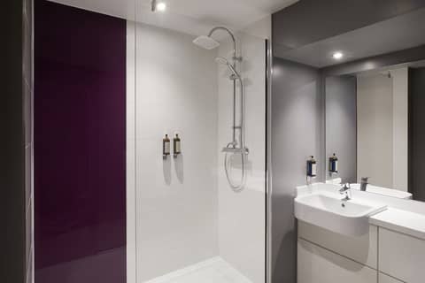 Premier Inn London Tottenham Hale — bathroom