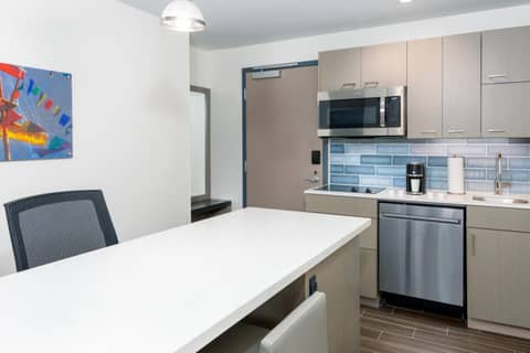 Hyatt House Tampa Airport/Westshore — kitchen