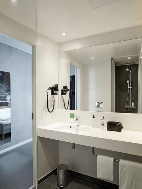 Four Points Flex by Sheraton Copenhagen Arena — bathroom
