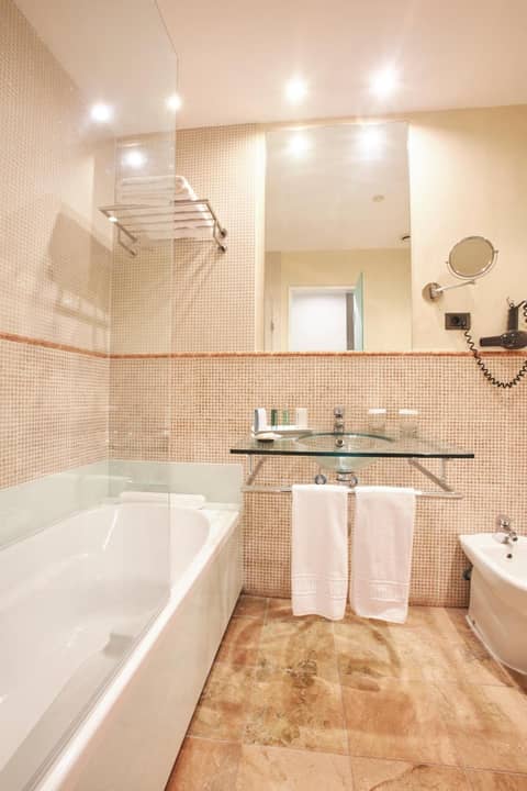 U-Sense Sevilla Centro — bathroom
