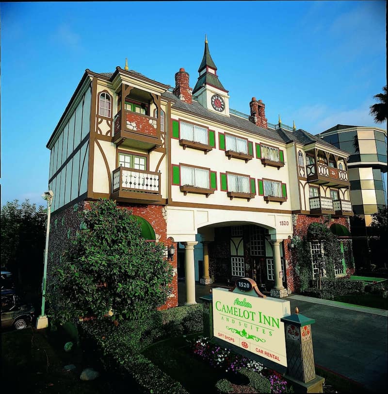 Anaheim Camelot Inn & Suites — building