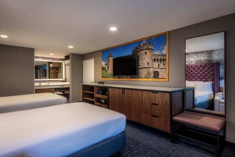 Anaheim Camelot Inn & Suites — hotel room