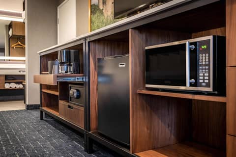 Anaheim Camelot Inn & Suites — kitchen