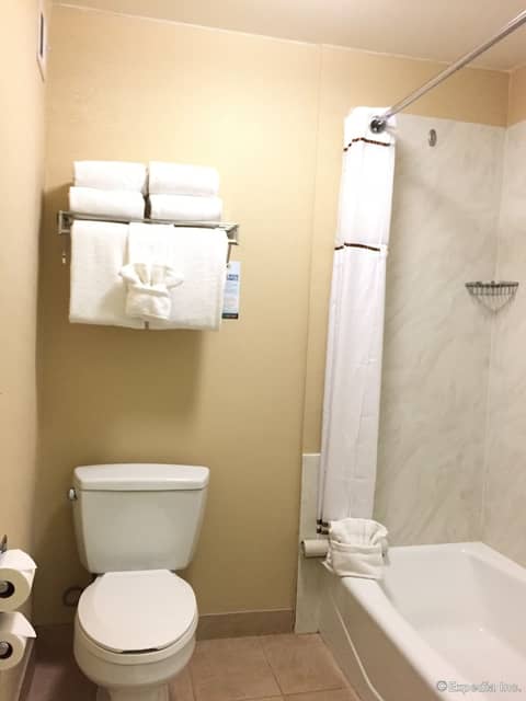Anaheim Camelot Inn & Suites — bathroom