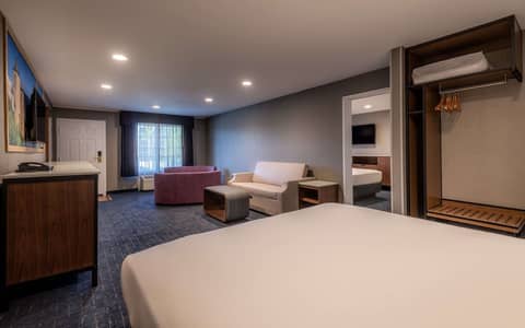 Anaheim Camelot Inn & Suites — hotel room
